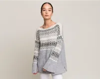 Sweater de lana merino color gris con diseño geométrico en blanco y negro en la parte superior. Tiene cuello redondo y mangas largas semi oxford.