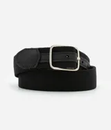 Cinturón elástico reversible negro, con detalles en cuero sintético y hebilla rectangular plateada.