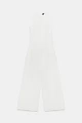 Mono largo blanco de cuello redondo y sin mangas, con pierna ancha y cierre trasero con cremallera oculta.