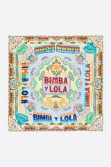 Pañuelo cuadrado de poliéster con estampado multicolor de estilo hindú, con logos de la marca Bimba y Lola.