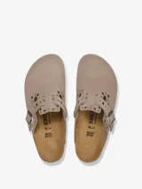 Zueco Birkenstock Boston color beige con remaches plateados, plantilla anatómica de corcho y látex, y capellada de cuero gamuzado.