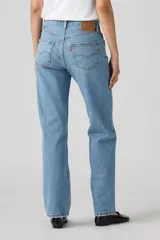 Pantalón de jean celeste claro, de corte recto, con tiro alto y cierre con botones.