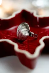 Anillo plateado de acero quirúrgico con diseño moderno y liviano.