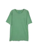 Remera verde de algodón con cuello redondo, manga corta y corte oversized. Estampa pequeña en el frente con texto en verde claro.