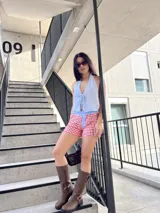 Short rojo y blanco a cuadros vichy, con cintura celeste y corte holgado.