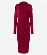 Vestido midi negro de manga larga, confeccionado en malla polyvelour, con cuello drapeado (degagê) y talle ajustado.