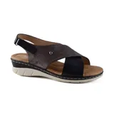 Sandalias plateadas y blancas con plataforma baja y ajuste con velcro en el tobillo.