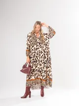 Maxi vestido de corte amplio y romántico, con estampado animal print de leopardo en tonos marrón.