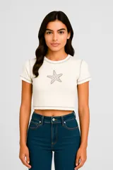 Remera cropped celeste con estampado de sol en el centro.