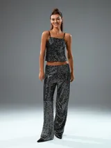 Top corto negro con lentejuelas y tirantes finos.