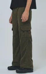 Pantalón cargo de corderoy color verde militar, corte regular y seis bolsillos.