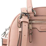 Cartera tipo baúl color nude, confeccionada en símil cuero graneado. Tiene doble asa corta y correa larga regulable extraíble. Cuenta con cierre superior, bolsillo externo frontal con cierre, bolsillo interno con cierre y bolsillo interno abierto.