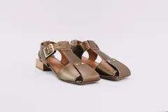 Sandalias de cuero negro con punta cuadrada, tira central con hebilla y taco cuadrado de madera.