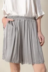 Short gris de satén de seda con cintura elastizada y bolsillos laterales.