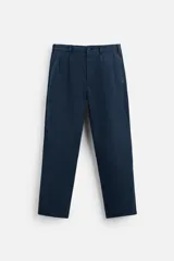 Pantalón azul marino de algodón con corte regular fit, bolsillos delanteros y traseros de vivo, cierre frontal con cremallera y botón.