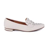 Zapato mocasín color blanco hueso, con puntera fina y apliques de tachas plateadas.