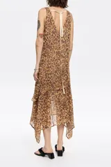 Vestido midi con estampado de leopardo, escote redondeado pronunciado en el delantero, pico pronunciado en la espalda y volados asimétricos. Incluye cinta de algodón en la espalda a modo de lazo.