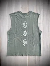 Musculosa verde oliva de algodón con cuello redondo y sisas amplias. Estampado frontal con tres hojas blancas. Diseño unisex y corte holgado.