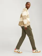 Pantalón cargo color verde oliva de corte relajado, tiro medio, con bolsillos laterales, traseros y frontales. Cuenta con cierre de gancho y cremallera, y cordones ajustables en los dobladillos.