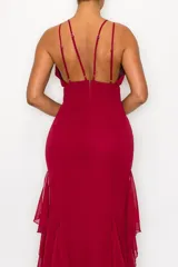 Vestido largo de fiesta color rojo con escote en V, breteles finos y falda con volados en cascada.