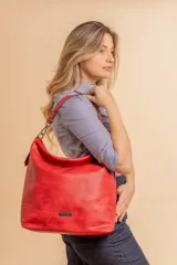 Cartera bandolera color marrón claro, de símil cuero, con dos divisiones internas, asa corta fija y correa larga regulable.