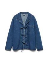 Camisa de denim azul con detalle de lazo frontal y corte holgado.