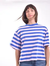 Remera blanca con rayas horizontales rojas, de corte holgado y mangas cortas.