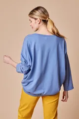 Buzo de algodón color celeste con texto "Weekend" estampado en el frente y mangas largas.