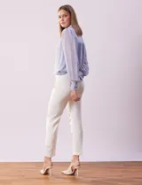Pantalón de vestir color beige, marca Zac & Rachel, de corte recto y largo al tobillo.