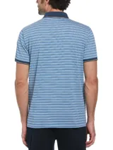 Polo Original Penguin de hombre con diseño a rayas horizontales en tonos de azul. Cuello y puños ribeteados en azul marino con detalle de línea blanca. Logo del pingüino bordado en el pecho. Corte slim fit.