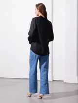 Camisa blanca de lyocell, marca Cyrus. Tiene cuello con solapa, abertura central con botones, mangas largas regulables con presilla y botón, y dos bolsillos delanteros aplicados.