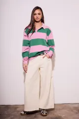 Sweater de algodón peinado a rayas horizontales rosas y verdes, con cuello polo y cierre parcial con botones.