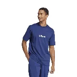 Remera Adidas azul con logo blanco estampado en el pecho.