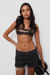 Microtop color cobre metalizado, de acetato foil forrado con microfibra pesada y terminaciones con collareta ancha.