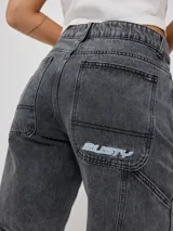 Short de jean gris con bolsillos delanteros y traseros, y logo de la marca bordado en el bolsillo trasero.