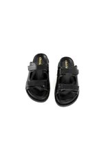 Sandalias planas negras de cuero con múltiples correas ajustables con velcro.