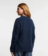 Suéter azul marino de chenille con cuello redondo y mangas largas.