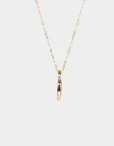 Collar de cadena corta dorada con dije de corazón liso y cierre de mosquetón.