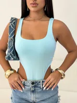 Body rosado de breteles con escote cuadrado y corte cavado en la cadera.