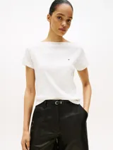 Remera blanca de corte regular con cuello redondo y logo de Tommy Hilfiger bordado en el pecho.