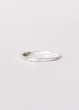 Anillo sin fin de plata 925 con zirconias engarzadas.