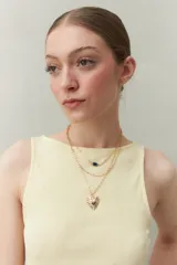 Musculosa celeste de algodón con escote cuadrado y breteles anchos.