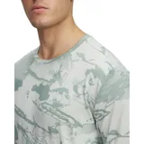 Remera deportiva negra con estampado abstracto en tonos grises.