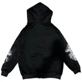 Campera negra con capucha y cierre frontal, con estampado de calavera, alas y texto "Hell Bent" en color plateado.
