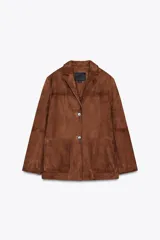 Blazer marrón de ante con cuello de solapa de muescas, manga larga, bolsillos de parche delanteros y cierre frontal con botones.