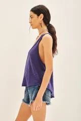 Musculosa blanca de algodón flameado, con escote en V pronunciado y espalda deportiva.