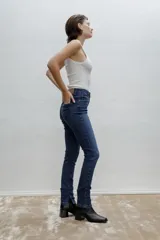 Pantalón de jean de tiro alto, corte skinny y color azul oscuro.