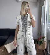 Conjunto de camisa de manga corta con cuello y pantalón largo de corte palazzo, ambos con estampado geométrico en blanco y negro.