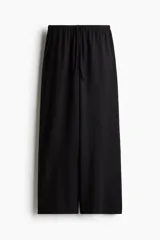Pantalón negro de corte holgado en punto suave, con piernas rectas y elástico revestido con cordón para ajustar en la cintura.