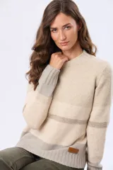 Buzo tejido de tacto suave con diseño de rayas horizontales en blanco, gris claro, gris oscuro y rosado. Presenta cuello redondo y terminaciones acanaladas en puños y dobladillo.